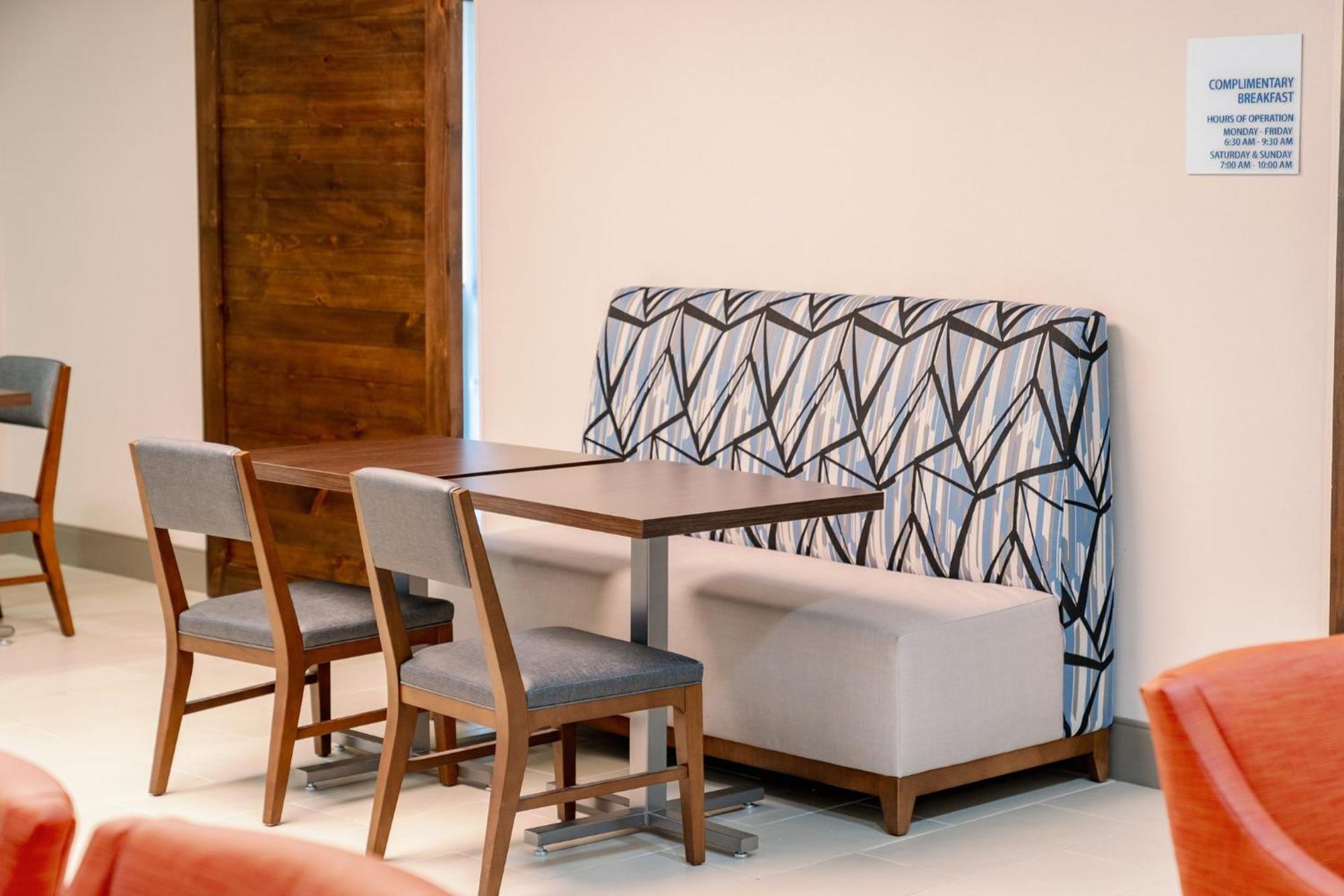 Holiday Inn Express Hotel Raleigh Southwest By Ihg Esterno foto
